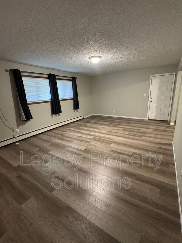 Building Photo - 305 E Expressway