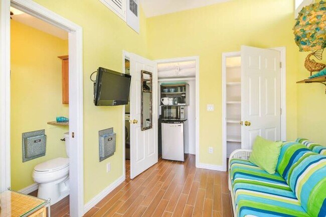 Building Photo - 6 - 7 Month Rental - Welcoming Private 2 b...