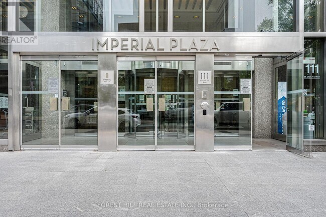 Photo du bâtiment - 111-111 St Clair Ave W