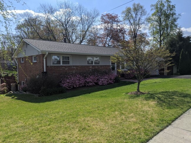 Large Front Driveway with Space for 3 Cars - 4201 Collier Rd