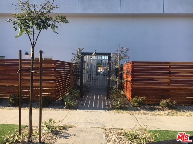 Foto del edificio - 1549 W 224th St