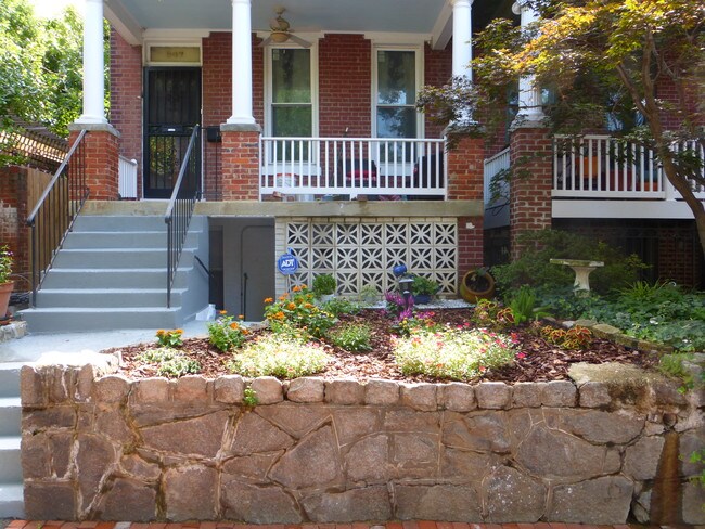 FRONT - 247 9th St NE