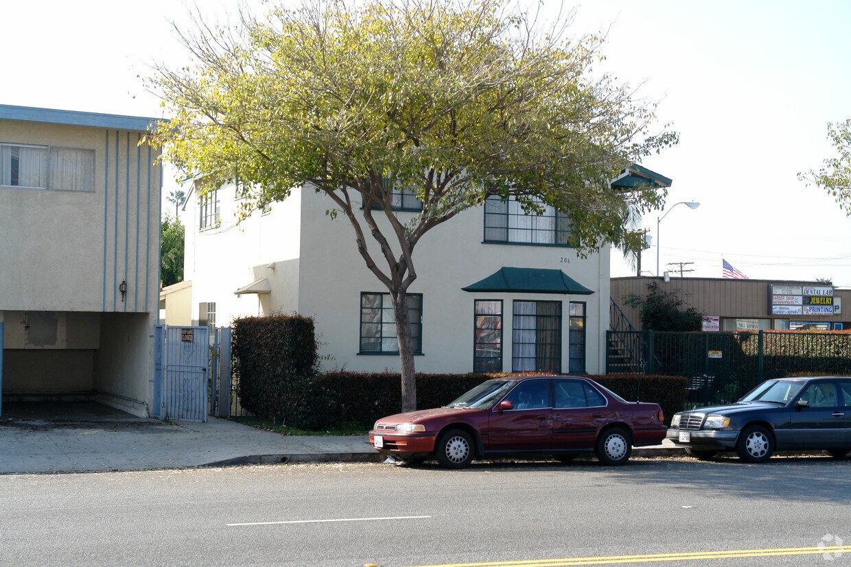 Building Photo - 206-208 E Chevy Chase Dr