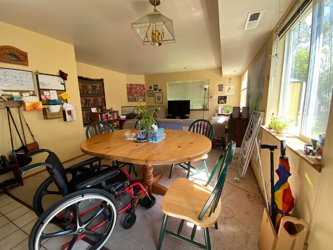 Foto del edificio - Spacious 3-Bedroom Duplex-Home in Roosevel...