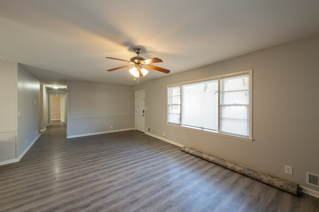 Building Photo - "Charming 3-Bedroom Retreat with 2 Full Ba...