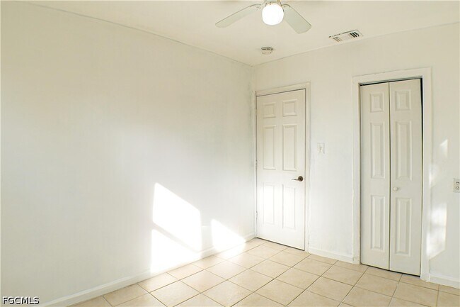 Building Photo - 3042 Douglas Ave