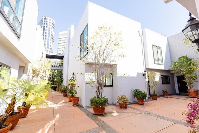 Building Photo - 10933 Wellworth Ave