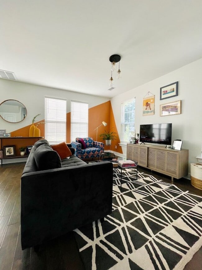 Building Photo - 3bd/2ba well-maintained home close to down...