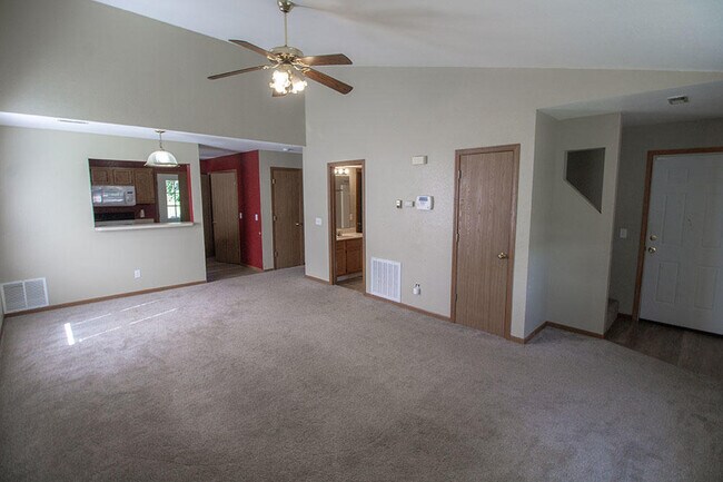 Building Photo - 637 Country Squire Ct