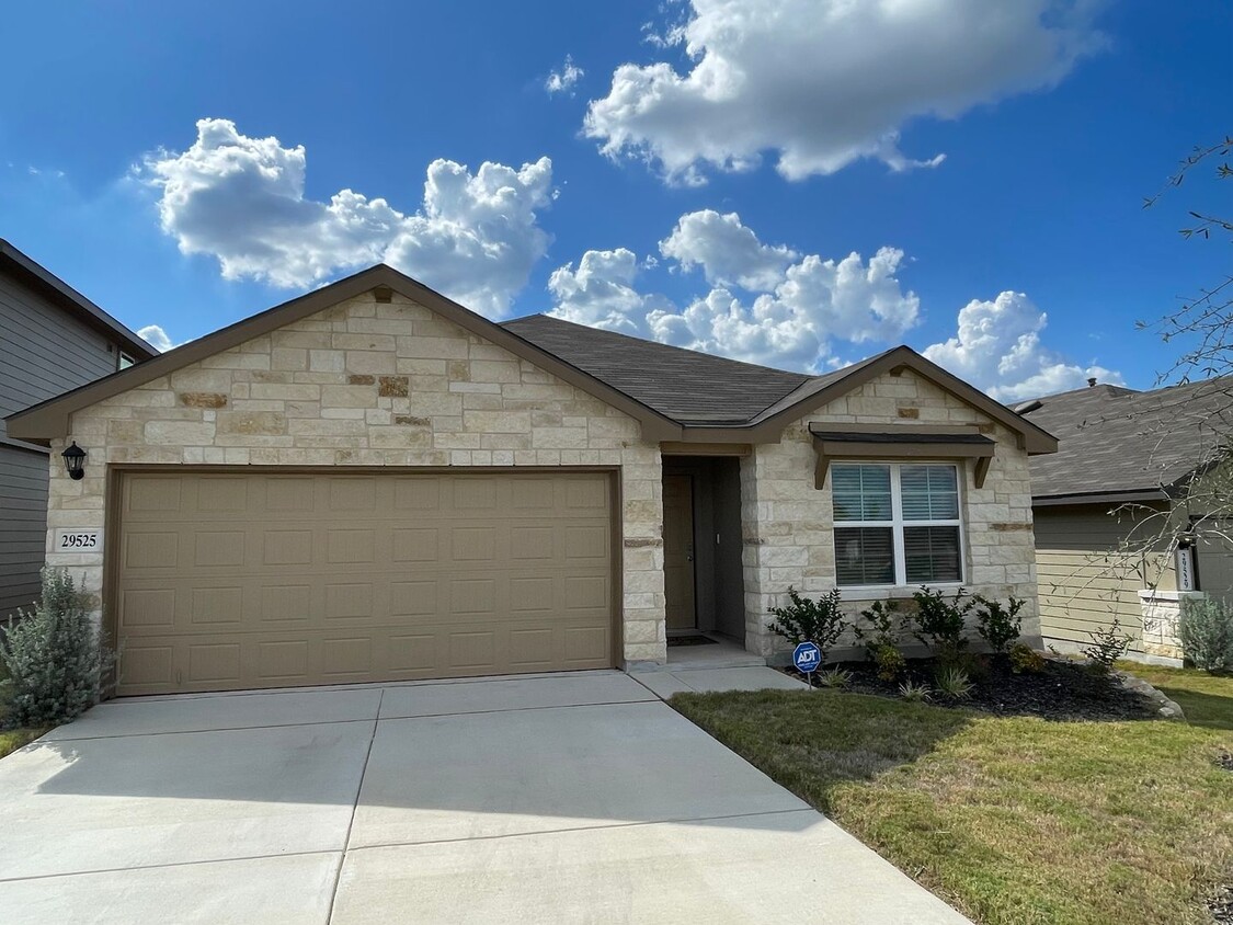 Foto principal - Lease Home in Comal County is Ready for Im...