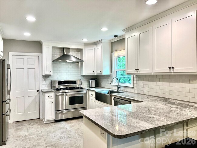 Foto del edificio - 6840 Newhall Rd