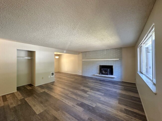 Foto del edificio - Townhouse in Desirable University Place Ne...