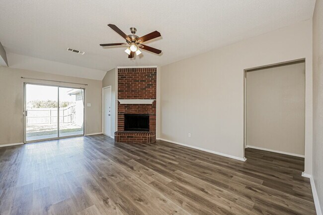 Building Photo - 1041 Glencrest Dr