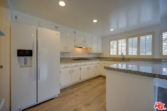 Building Photo - 12756 Sanford St