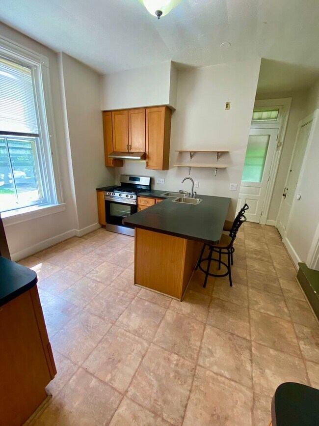 Foto del edificio - PRE LEASE FOR AUGUST 2025 BEAUTIFUL 5 bed ...