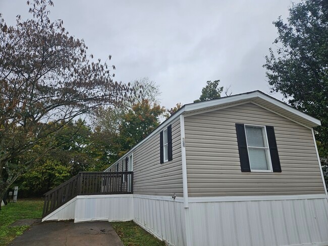 Building Photo - 38 Lynnwood Cir