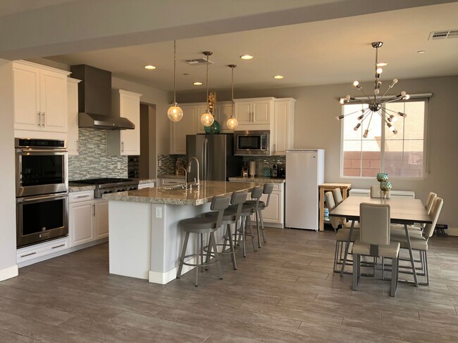 Building Photo - MOVE-IN SPECIAL! ROOF -TOP DECK HENDERSON ...