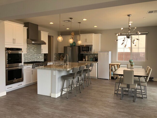 Foto del edificio - MOVE-IN SPECIAL! ROOF -TOP DECK HENDERSON ...