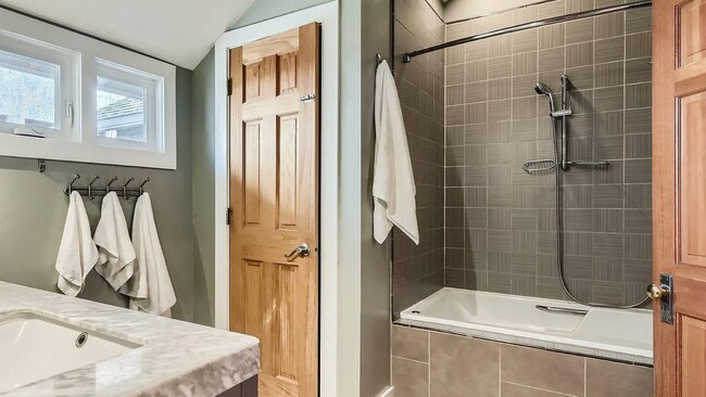 Baño compartido - 3147 8th St