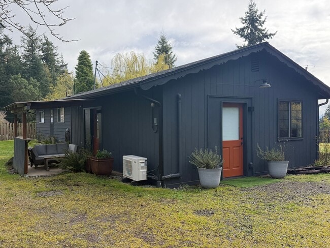 Building Photo - Updated and Stylish Studio Includes Utilities!