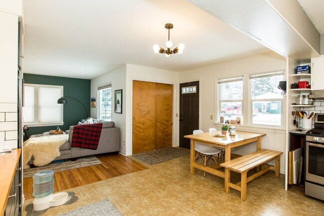Foto del edificio - $3,000 - 4 bed / 2 bath Centrally Located Single Family Home in Missoula