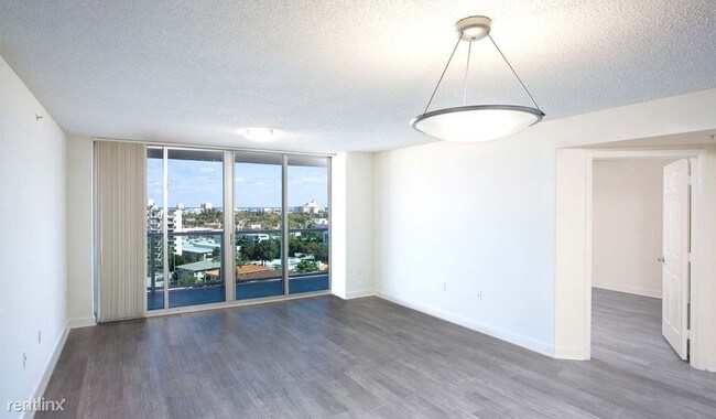 Building Photo - 1550 Bay Dr