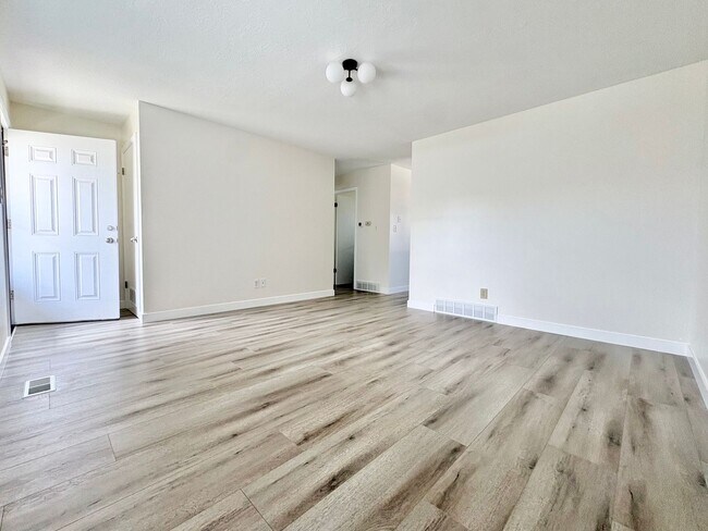 Foto del edificio - Newly Renovated 3 Bedroom, 1 Bath Duplex – in Lehi!