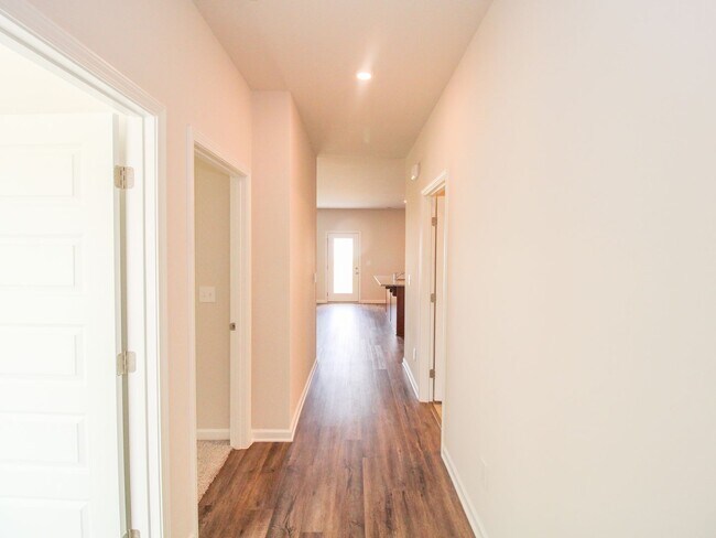 Building Photo - MOVE-IN Ready Home in New Market! $1,200 Rent Special!
