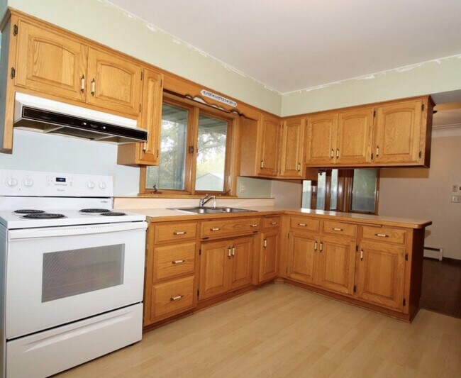 Building Photo - Very Spacious 3 bedroom Brick Rambler