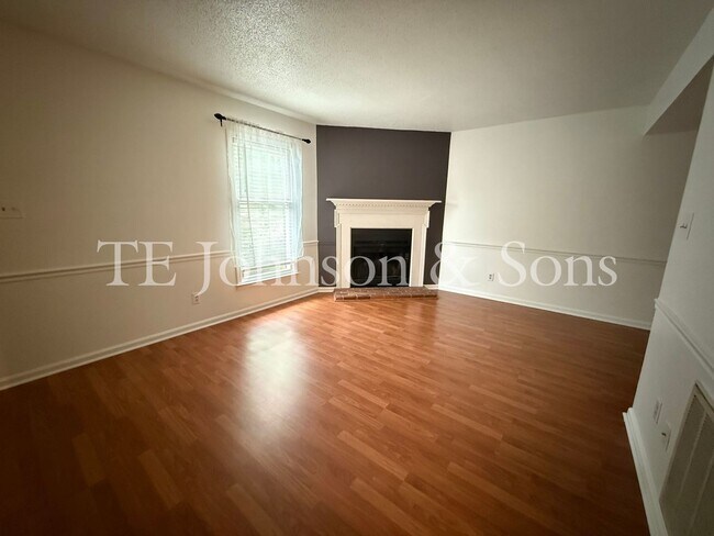 Foto del edificio - Stylish Townhome with Ensuite Baths & Comm...