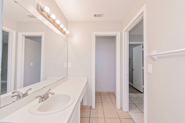 Building Photo - 4 bedroom / 2bath Home for Rent Kissimmee....