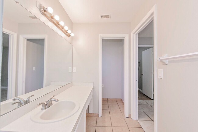 Foto del edificio - 4 bedroom / 2bath Home for Rent Kissimmee....