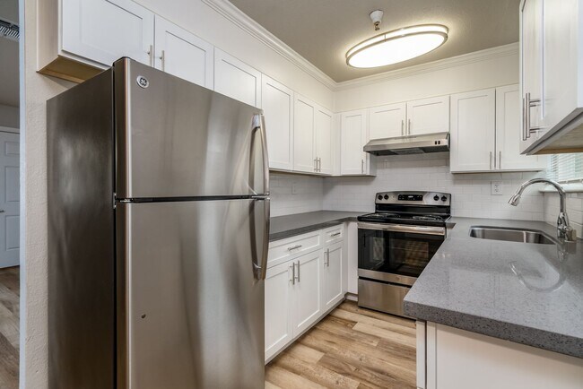Building Photo - ** $1500 Off First Month's Rent!** Renovat...
