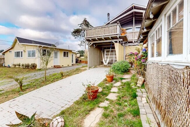 Building Photo - Incredible Views with Outdoor Deck