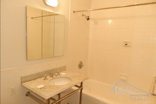 Building Photo - Spacious Studio Apartment for Rent in DUMBO!