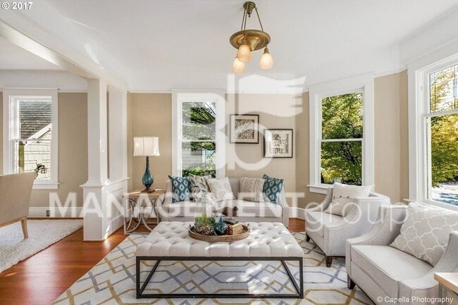 Foto del edificio - Johns Landing - Charming Home Near Downtown Portland. Large Gourmet Kitchen!