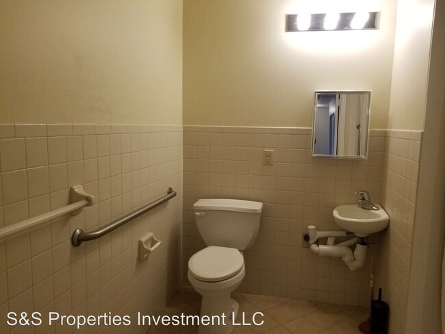 Building Photo - 262 King St