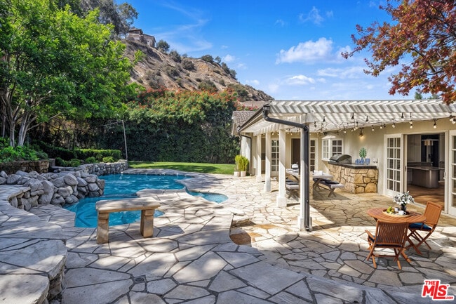 Building Photo - 8331 Skyline Dr