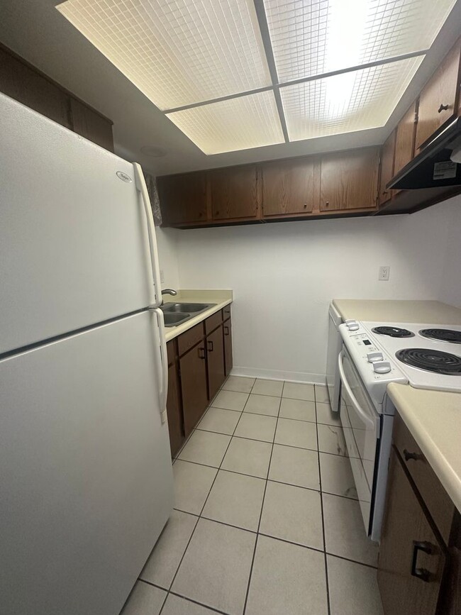 Building Photo - 2Br/1Ba Cute Condo Close to Downtown and H...