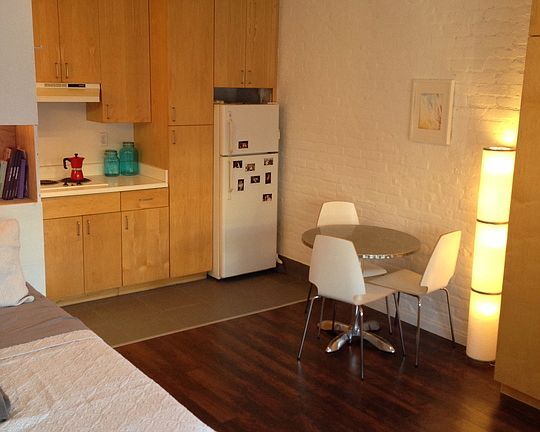 Kitchen and dining area - 2025 Cloverfield Blvd