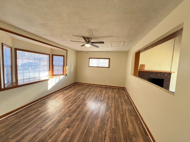 Building Photo - Large 3 Bedroom 2 Bath Home,