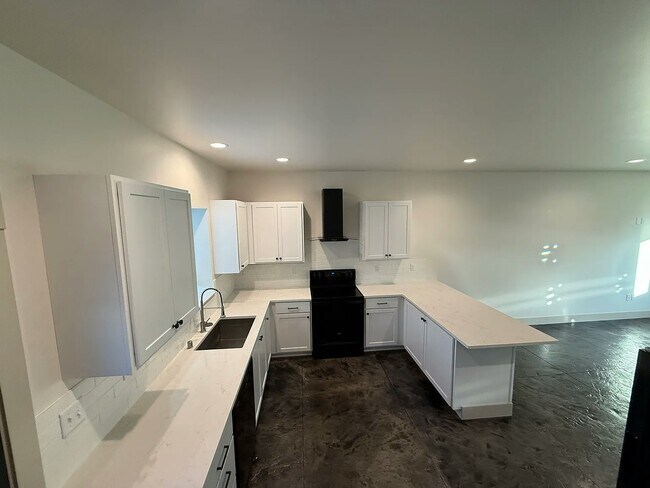 Building Photo - 1615 N Gillis Ln