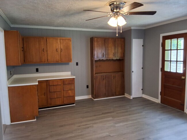 Foto del edificio - 320 Meadow Ln