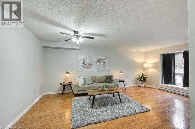 Photo du bâtiment - 370 Springbank Ave N