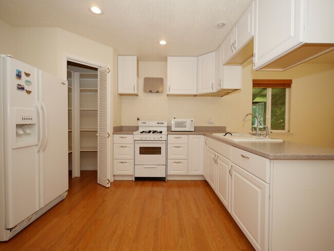Building Photo - Guest house behind owners house is tidy an...