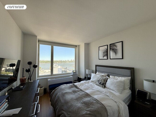 Building Photo - 550 W 45th St