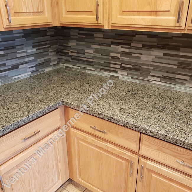 Foto del edificio - 860 Laurel Park Cir