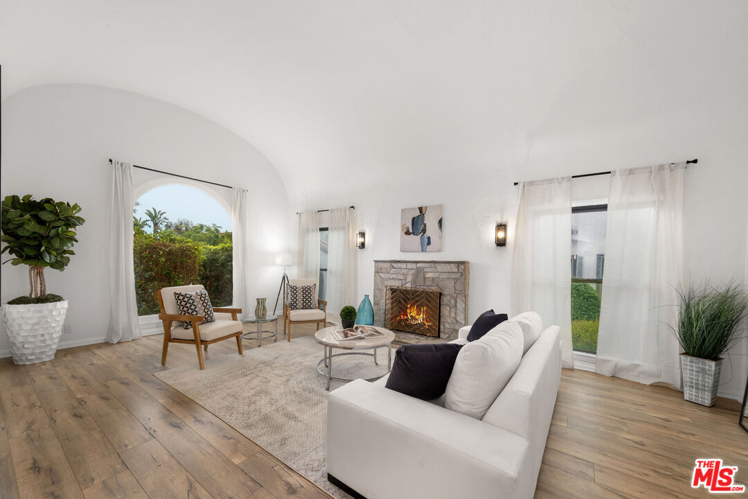 Foto principal - 205 S Hamel Dr