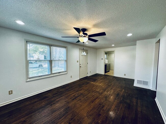 Foto del edificio - {8146} Charming Waldo Ranch + Hardwood Flo...