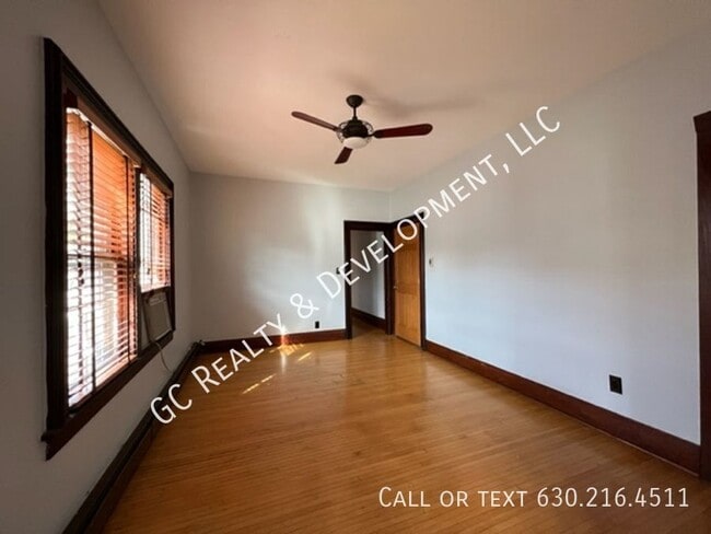 Building Photo - ***SPACIOUS 2ND FLOOR UNIT / 2 BR - 1 BTH ...